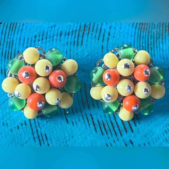 Vintage Japan Silver Tone Beaded Cluster Floral Glam Clip on Earrings 1” - Picture 1 of 5